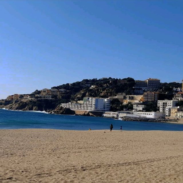 是一座現代化的旅遊小鎮，擁有布拉瓦海岸一些最完善的運動設施