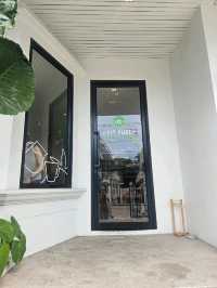 ROOTS AT ARI คาเฟ่มินิมอลย่านอารีย์ 