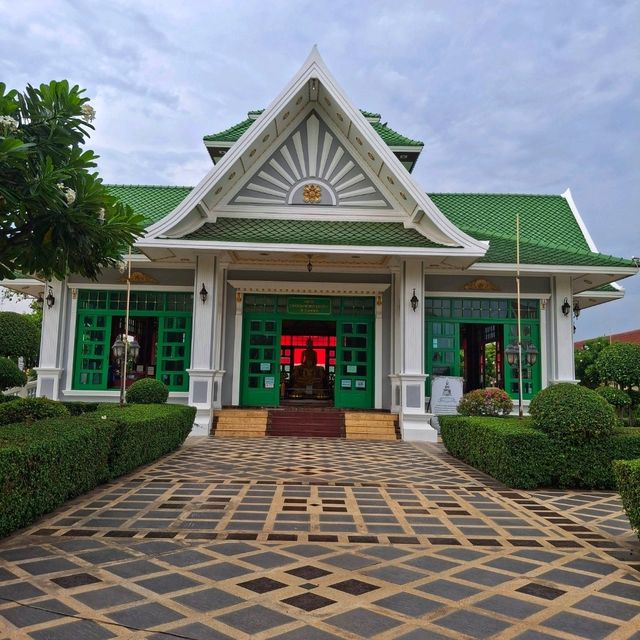 สักการะหลวงพ่อโสธรและหลวงพ่อโตองค์ใหญ่