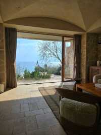 **A Slice of Paradise in Dali: Hushan Yunyin Qungshan Cliff Hotel** 