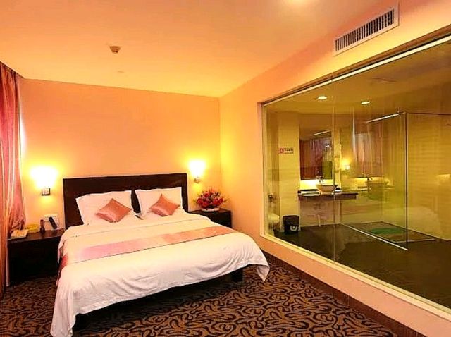 "Xin Hua Hotel Guangzhou: Historic Charm Meets Riverside Convenience"