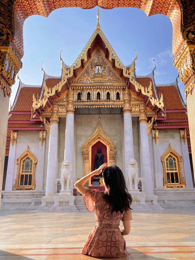 🏛️ 하얀 대리석의 우아함, 왓 벤차마보핏에서 느끼는 평온 🕊️