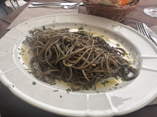 🍝【Trattoria Bar Pontini】 ヴェネツィアで味わう絶品イカ墨パスタと感動のティラミス