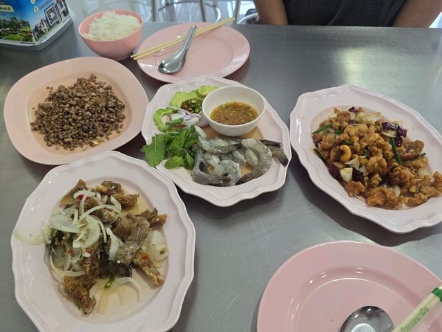 โหงวโภชนา ตลาดรังสิต ไก่ผัดเม็ดมะม่วงที่โด่งดัง