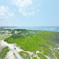 🌊 沖繩殘波岬燈塔：登頂眺望果凍海與斷崖奇景，順嘗Blue Seal冰淇淋！