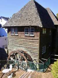 Charming colonial stay with windmill views in Launceston