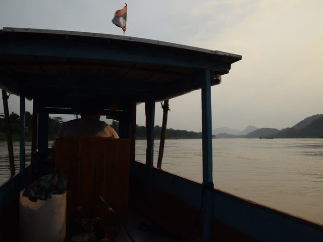 メコン川クルーズで、心まで流れるような癒しの時間を。⛵🌅 自然と歴史に包まれる、ルアンパバーンの特別な一日。
