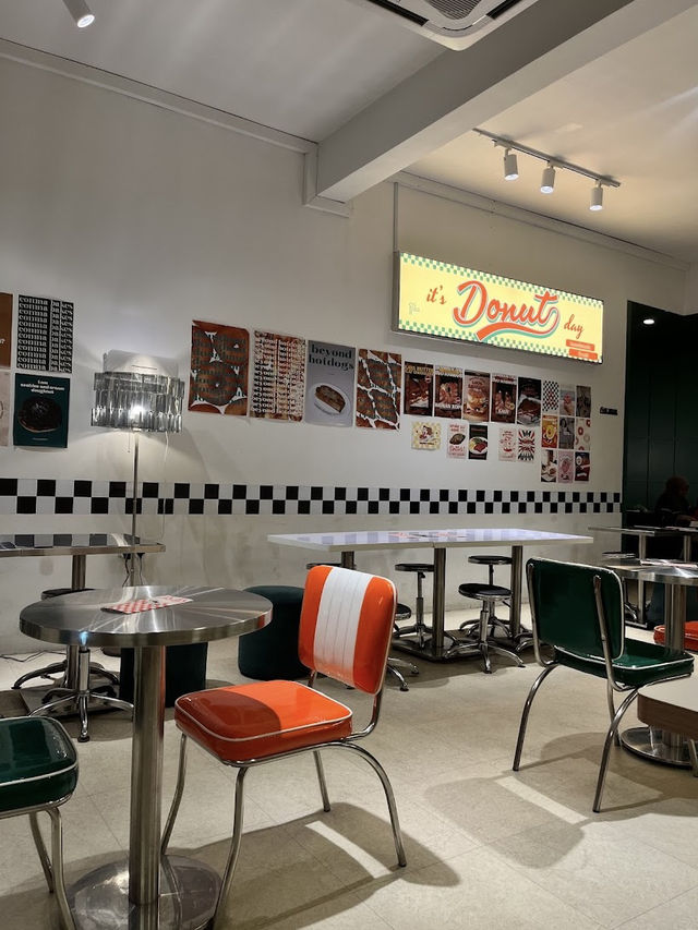 Comma Bakes, Retro Charm Meets Sweet Indulgence in Desaru
