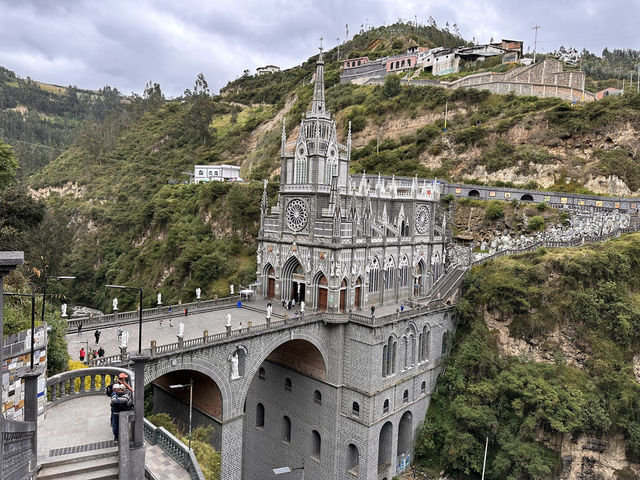 【ラス・ラハス教会｜Santuario de Las Lajas】
