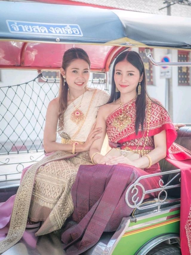  ใส่ชุดไทยไปวัดราชบพิธฯ