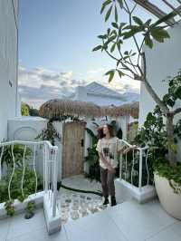 White Walls & Blue Skies – My Stay at Khaiyyara 🏩