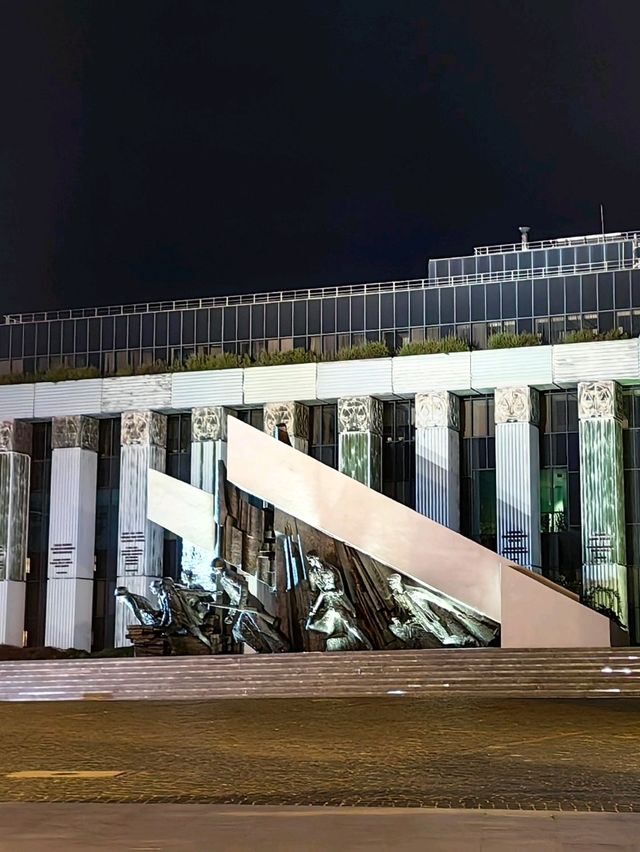 夜幕下曾是鐵幕的華沙舊城區