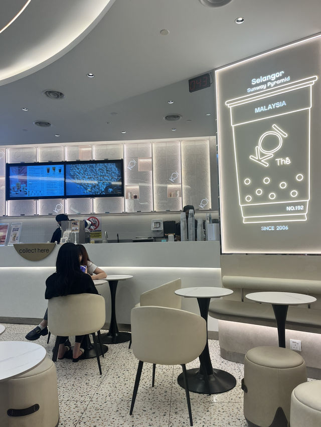 🧋 Silken Sips & Bursting Pearls — Golden Bubble Milk Tea at The Koi