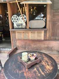 Tiem Caphe Saigon: A Retro Flashback