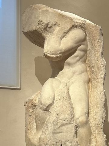 フィレンツェの未完の秘密：ミケランジェロの巨像に閉じ込められた