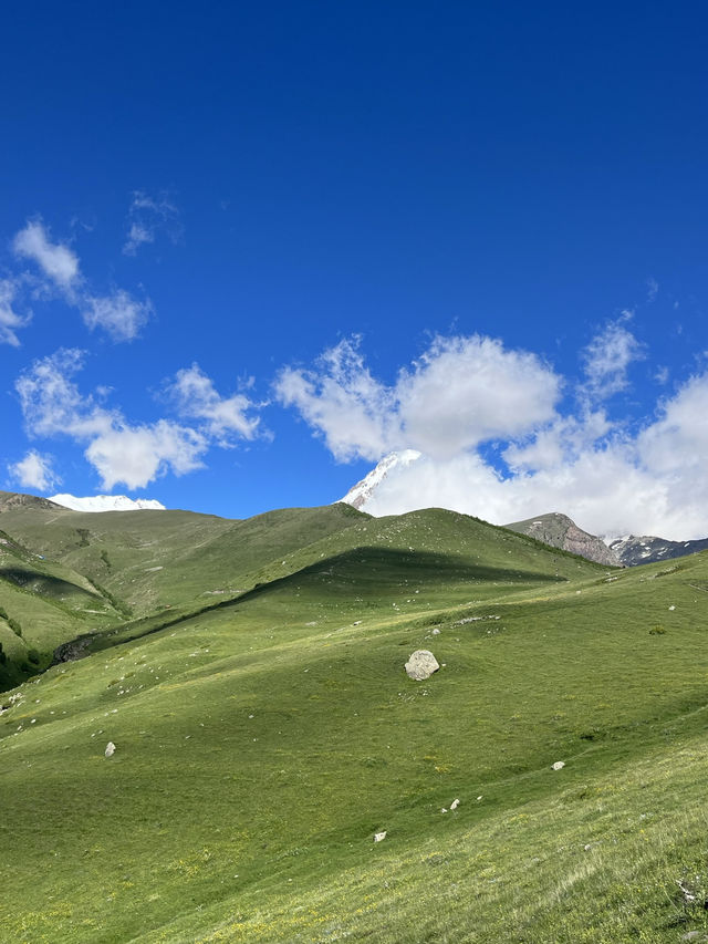 🏔 게르게티 삼위일체 교회 – 카즈베기의 하이라이트