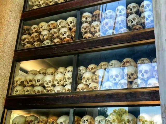 Choeung Ek Memorial Stupa – Remembering Cambodia’s Past 🕊️