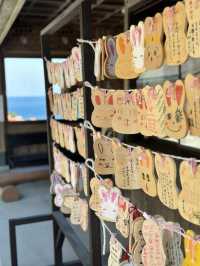 絶壁に位置する神社 本殿は洞窟の中に・・
