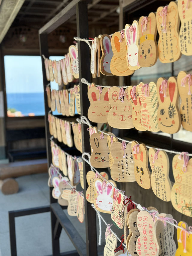 絶壁に位置する神社 本殿は洞窟の中に・・