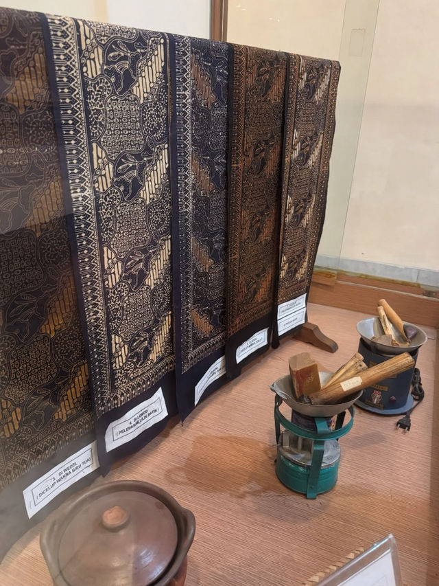 Batik, identitas dan warisan bangsa.