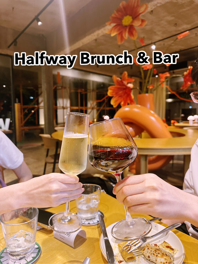 เปิดกลางคืนแล้ว Halfway Brunch & Bar 🍊🥑