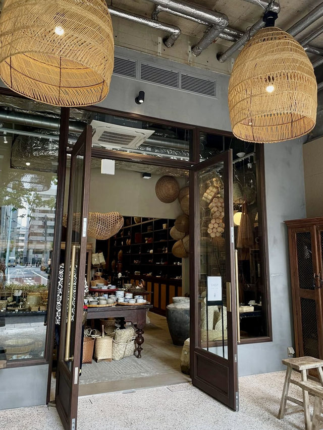 Visualizing Culture: A Tokyo Shop with Soul Visualizing Culture: A Tokyo Shop with Soul