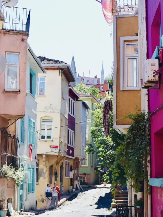 Balat: Istanbul’s colorful neighborhood 🇹🇷✨