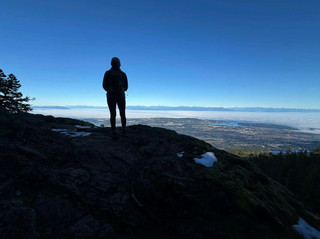 If you're an outdoor enthusiast looking for pristine mountain scenery beyond Savannah in the American South, this spring hike to Mt. Benson in Nanaimo on the West Coast will definitely ignite your travel urge! The mist-shrouded mountains, swaying trees, and breathtaking views of the harbor offer a visual feast unlike anything you'll ever experience. Even amidst the humid Savannah coast, you can't help but exclaim: "West Coast best coast!" This post not only showcases the natural beauty but also provides practical hiking tips and captures of the stunning spring scenery atop the mountain.

【Highlights】 This route primarily focuses on Mt. Benson in Nanaimo, with an elevation exceeding 1000 meters, featuring…