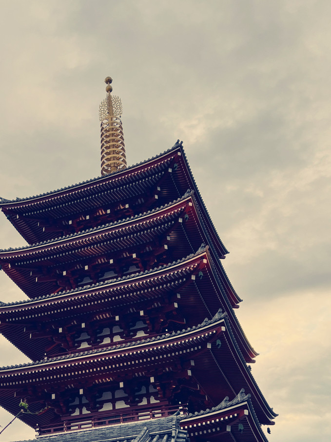 浅草寺五重塔：そびえ立つ、幾何学的な層構造を持つ深紅の建造物