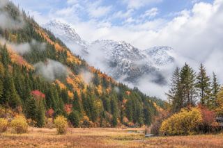 If you go to Jiuzhaigou and don't visit Huanglong, you're missing out! The autumn foliage there is just as beautiful.