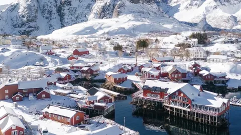 รีวิวเจาะลึก "Eliassen Rorbuer" เสน่ห์หมู่บ้านชาวประมงสีแดงกลางหิมะขาวที่ Lofoten นอร์เวย์ 🇳🇴❄️ — traveler post in เล็กเนส