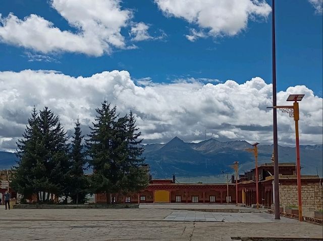 Super beautiful and impressive temple - totally worth a visit!