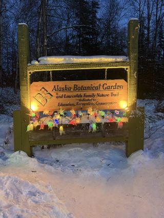 มาเพลิดเพลินกับแสงไฟฤดูหนาวที่สวนพฤกษศาสตร์แองเคอเรจกันเถอะ! ❄️🌲 ในช่วงฤดูหนาว สวนแห่งนี้จะเปลี่ยนเป็นสถานที่มหัศจรรย์ที่เต็มไปด้วยต้นไม้ที่ตกแต่งอย่างสวยงามห่อหุ้มด้วยแสงไฟอบอุ่นเรืองรอง ✨💡 แม้จะไม่ใช่แสงเหนือ แต่แสงไฟระยิบระยับเหล่านี้ก็สร้างบรรยากาศอบอุ่นและรื่นเริงที่น่าหลงใหลไม่แพ้กัน ลองจินตนาการถึงการเดินไปตามทางเดินที่ปกคลุมด้วยหิมะ รายล้อมไปด้วยแสงไฟระยิบระยับ อากาศหนาวเย็นสดชื่น และบรรยากาศที่สงบสุข ☃️🧣 ที่นี่เป็นสถานที่ที่สมบูรณ์แบบสำหรับการผ่อนคลาย ถ่ายรูป 📸 จิบเครื่องดื่มอุ่นๆ ☕ และเพลิดเพลินกับค่ำคืนฤดูหนาวที่แสนวิเศษด้วยกัน ประสบการณ์ฤดูหนาวที่เรียบง่ายและสวยงามที่คุณจะต้องหลงรักอย่างแน่นอน ✨❄️🎄” #ท่องเที่ยว #สวนพฤกษศาสตร์ #ฤดูหนาว