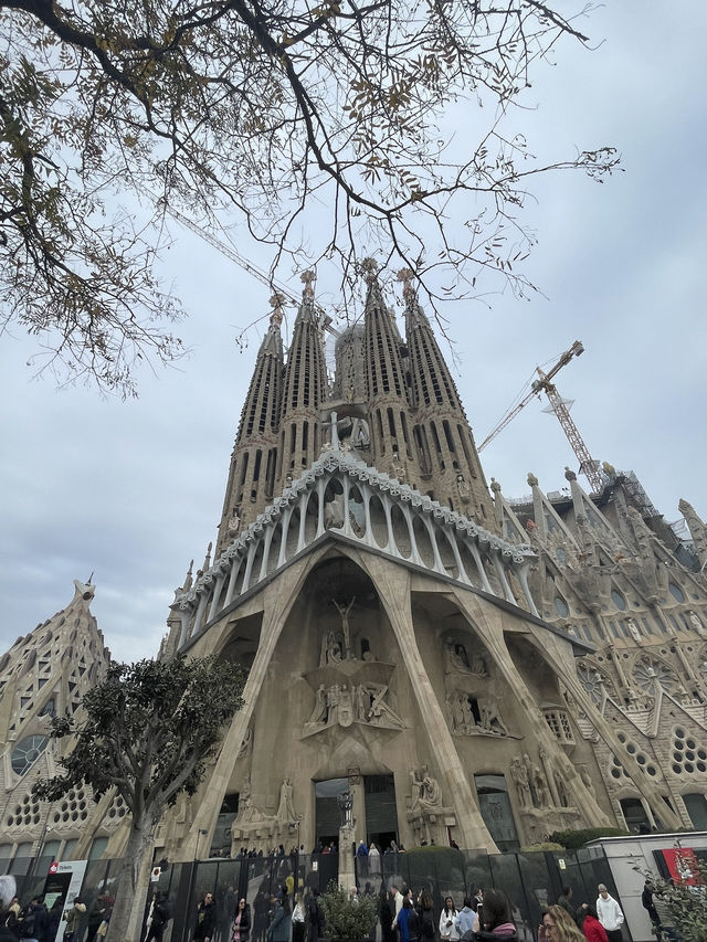 Lost in Barcelona: Churros, Gaudí, and Good Vibes Only!