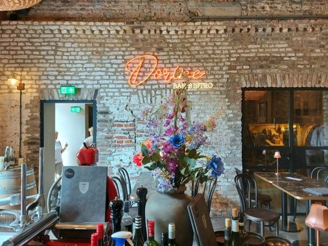 ร้านอาหารในปราสาทริมแม่น้ำที่เมือง Elsloo