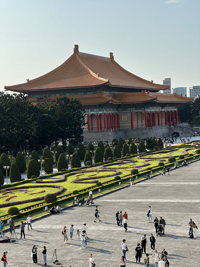 Historic Taipei Stroll: Monuments, Museums & Open Square Magic