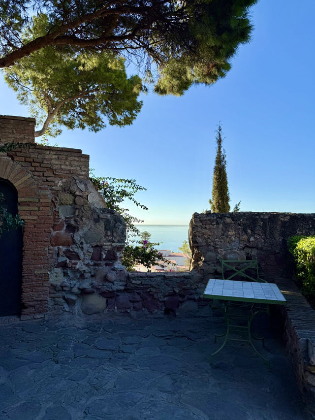 Close to the Sea, Close to the City