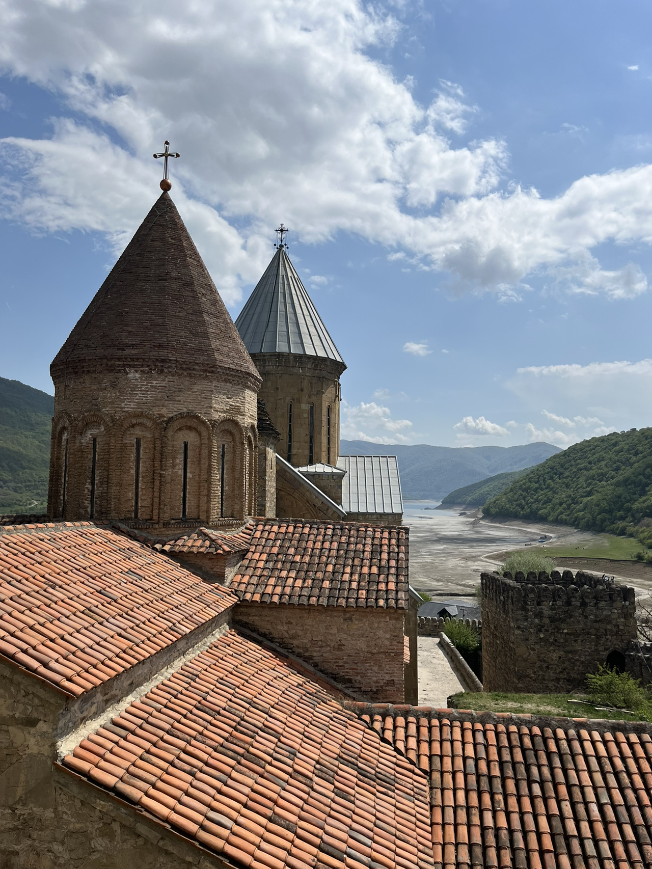 The grandeur of the Ananuri fortress 🏰