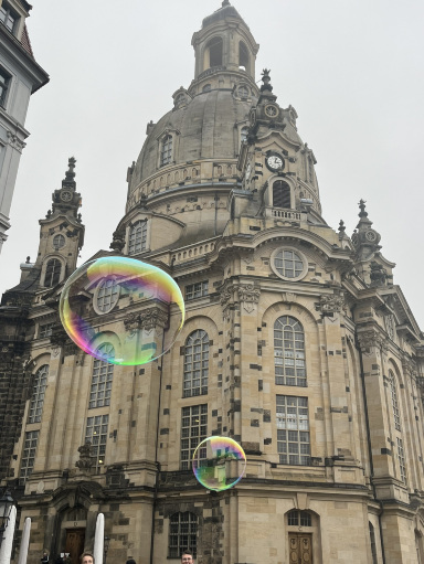 ドレスデン聖母教会は、ドイツ・ザクセン州の州都ドレスデン旧市街に