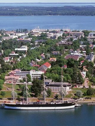 瑪麗港 (Mariehamn) — 奧蘭群島 (Åland Islands) 的城鎮，航海歷史與群島寧靜與海洋的交會處 