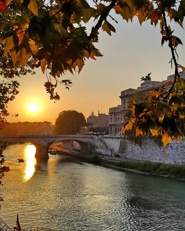 A Breathtaking Sunset at Ponte Umberto I and Corte Supreme di Cassazione: Unveiling Rome's Magnificence 🌅🏛️