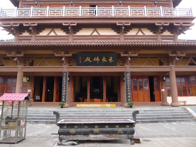 一座現代寺廟——都匀九龍寺