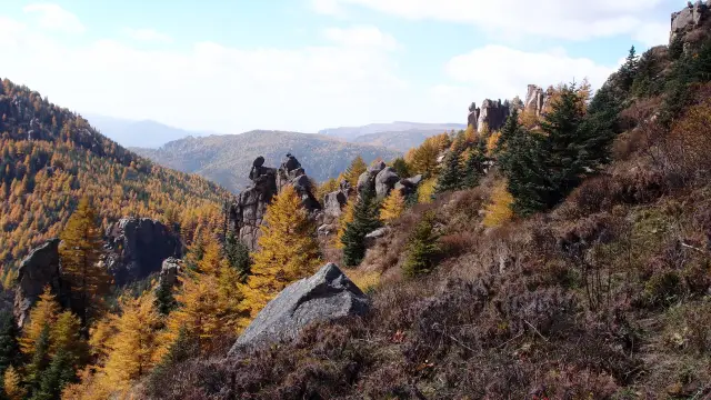 National Day at Luya Mountain: Grasslands + Dangerous Peaks, a single landscape with two different charms