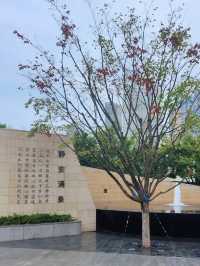 靜安公園：園外是熱鬧的都市商圈，園內則是靜謐的綠色天地