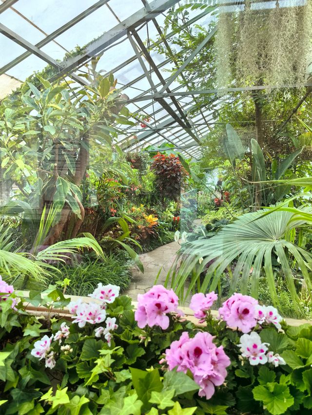 艾倫花園：擁有巨大的玻璃花房，是多倫多最古老的公園之一
