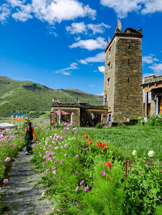 🏔️ Enchanting Escapes: Sichuan's Gonggazong Manor 🌄