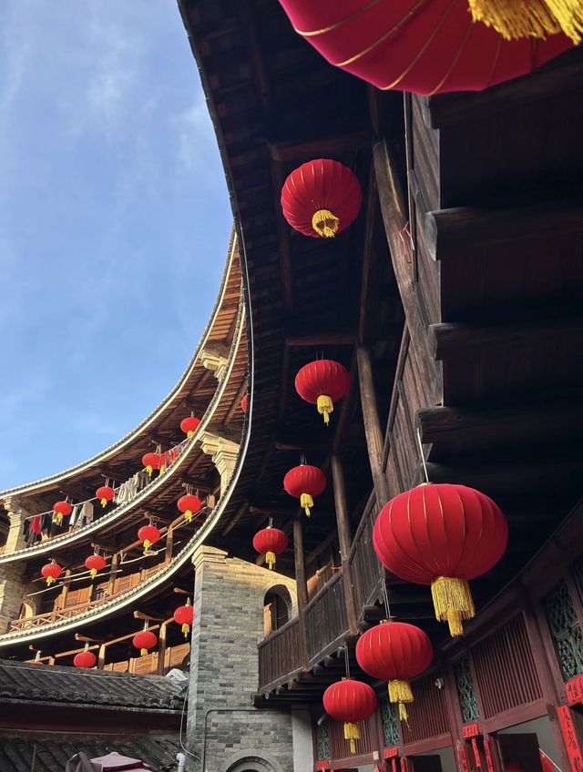 承啟樓：土樓明珠，歲月傳奇。