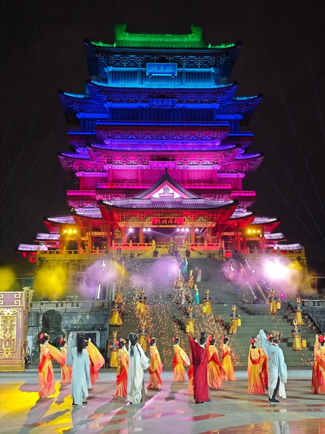 夜晚的滕王閣更魔幻，還有盛大的實景表演看。