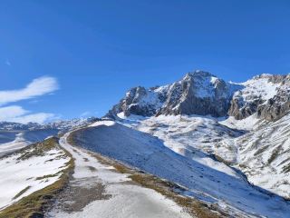 阿斯圖里亞斯索斯特雷斯附近的雪地健行 