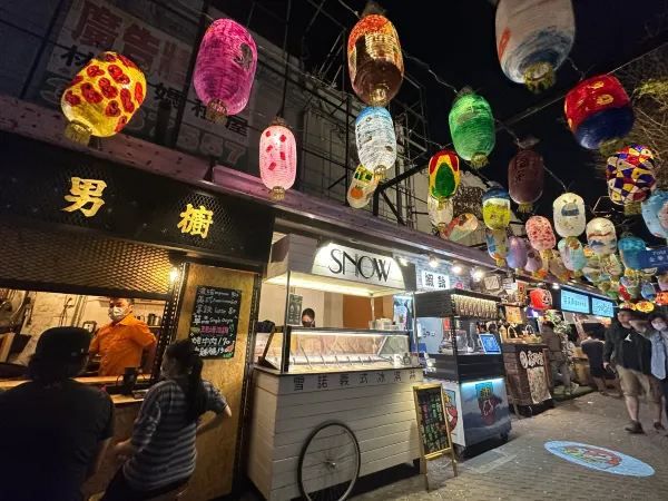 夜晚的神農街多了燈籠的色彩點綴